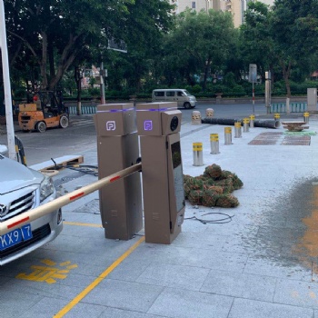 豪華款車牌識別+道閘一體機(jī)