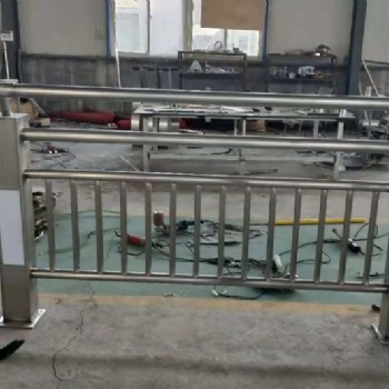 供應(yīng)各種不銹鋼防護(hù)欄，鐵藝圍欄,，學(xué)校圍欄,，幼兒園護(hù)欄